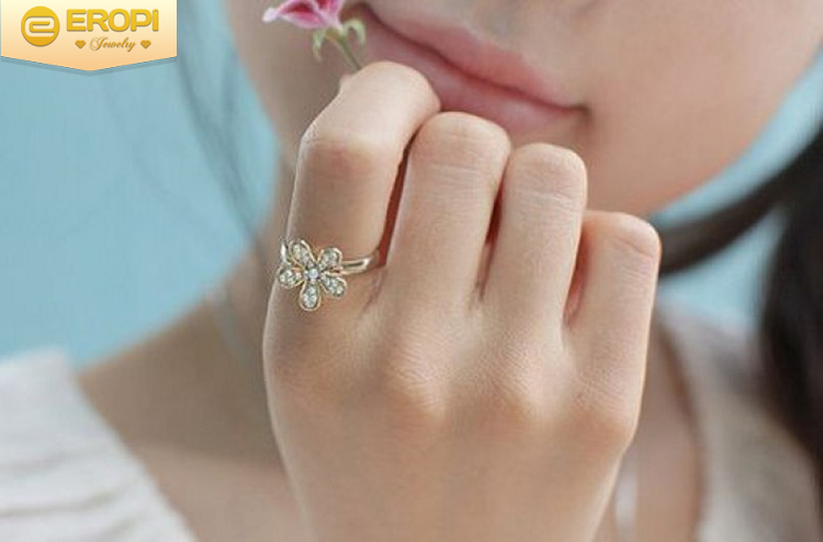 Bạn có biết ý nghĩa ngón tay đang đeo nhẫn là gì không? tôn vinh vẻ đẹp việt