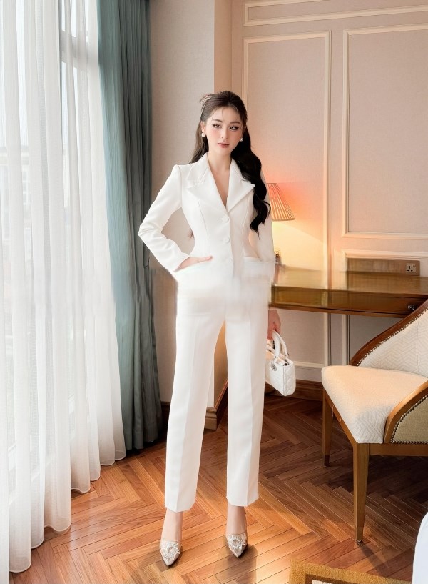 Suit nữ cũng là sự lựa chọn vô cùng phù hợp với tiệc cưới