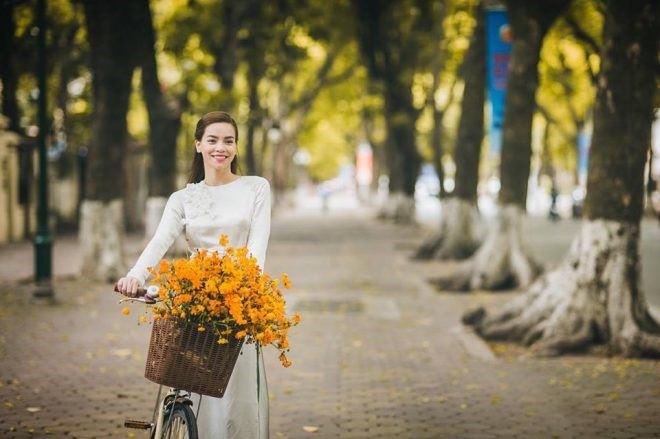  Áo dài kết hợp với chiếc xe đạp và giỏ hoa lãng mạn