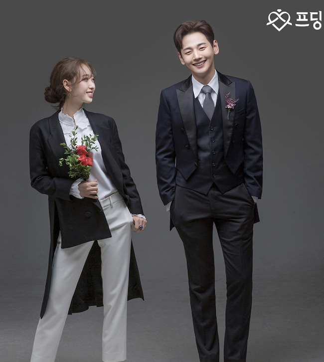 tao dang chup anh cuoi trong studio nhin nhau 6