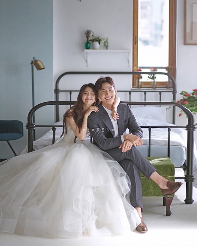 tao dang chup anh cuoi trong studio nhin ve mot huong