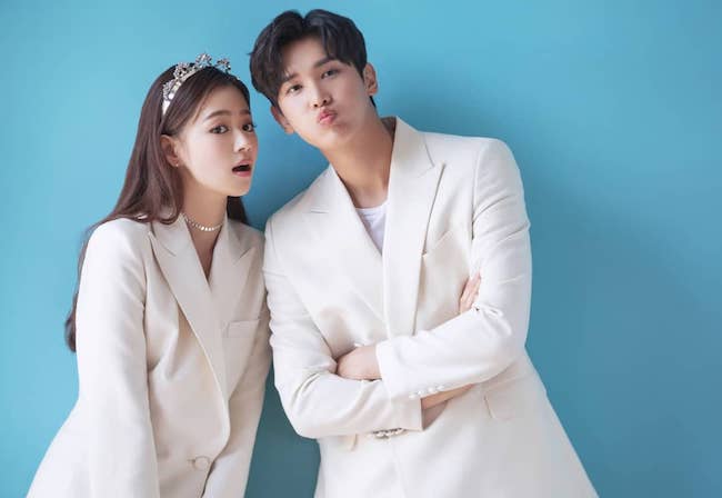 tao dang chup anh cuoi trong studio lam tro nhi nho 1