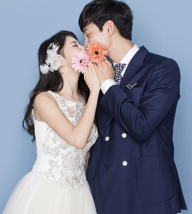 tao dang chup anh cuoi trong studio ket hop phu kien 3