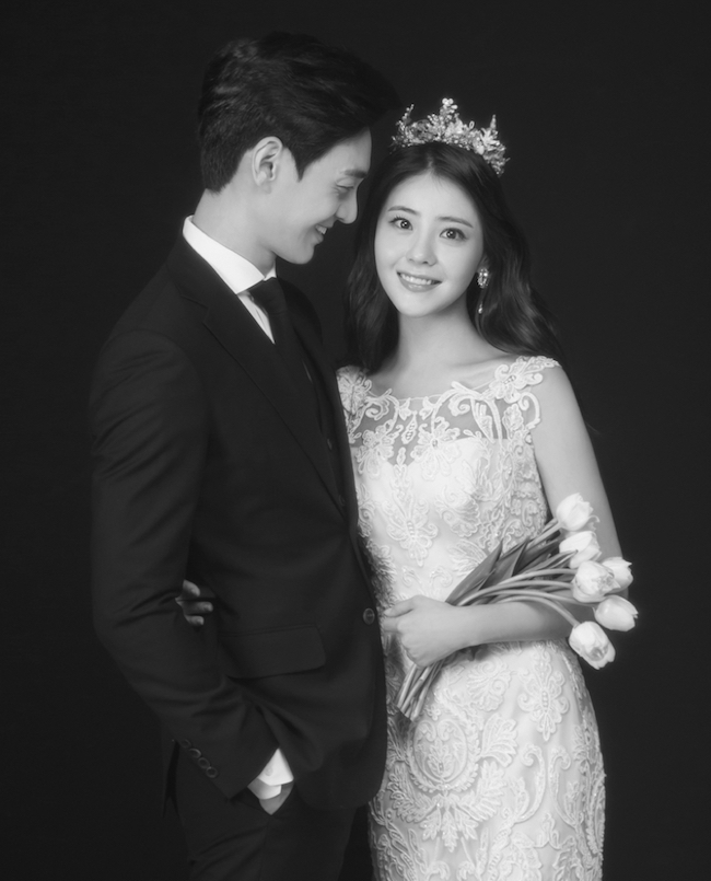 tao dang chup anh cuoi trong studio nhin nhau 4