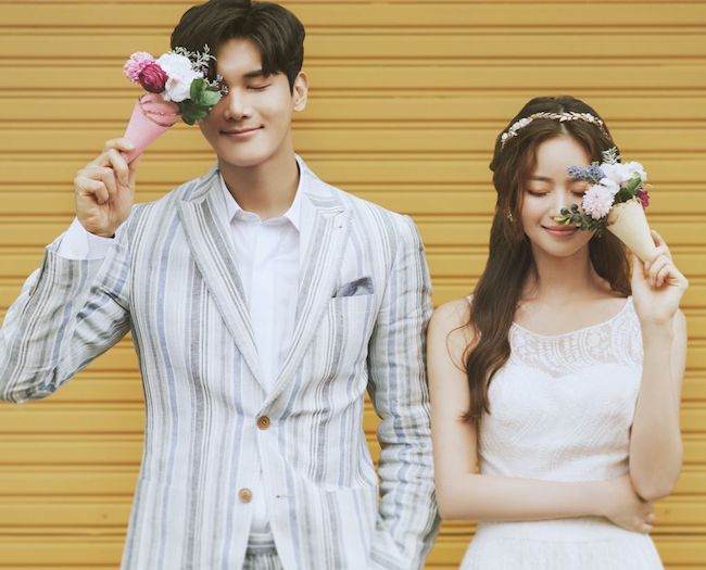 tao dang chup anh cuoi trong studio ket hop phu kien