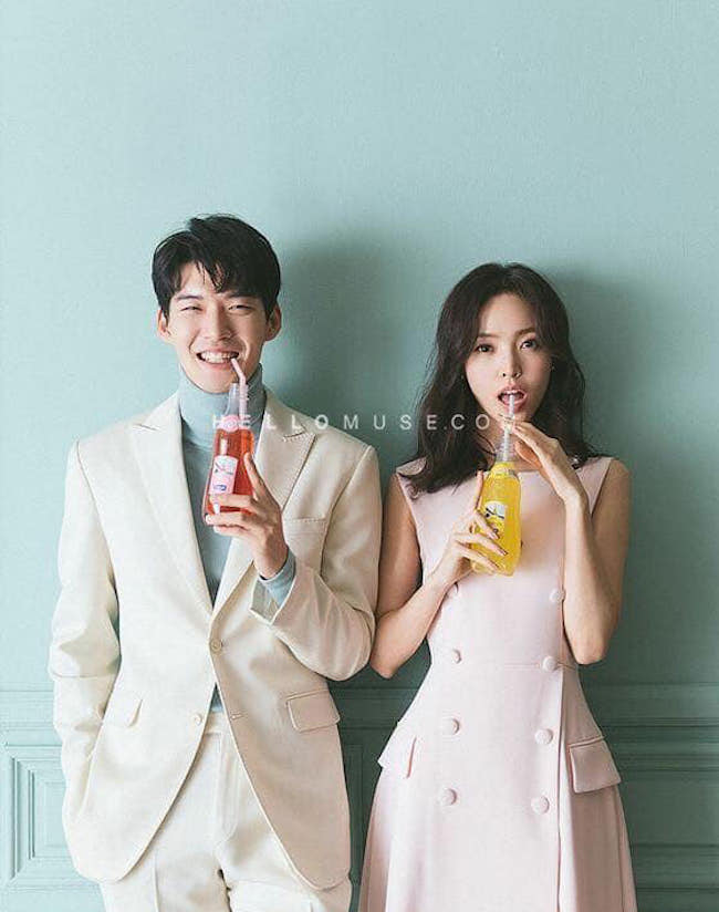 tao dang chup anh cuoi trong studio nhin ve mot huong