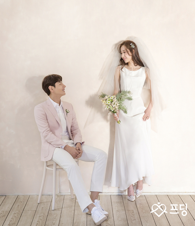 tao dang chup anh cuoi trong studio nhin nhau 5