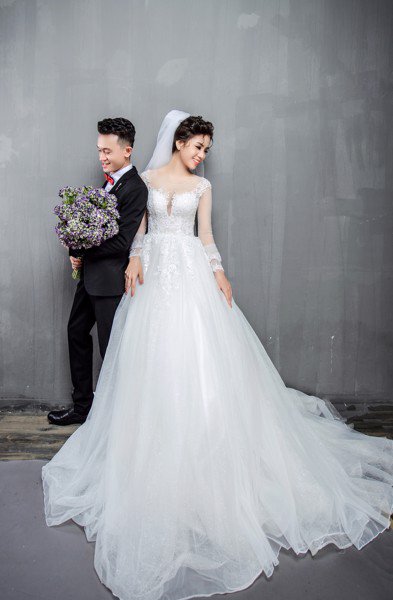 Kinh nghiệm chọn váy cưới cho cô dâu chụp ảnh cưới trong studio