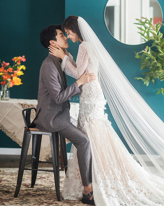 tao dang chup anh cuoi trong studio hon nhau