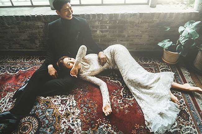 tao dang chup anh cuoi trong studio thu thi