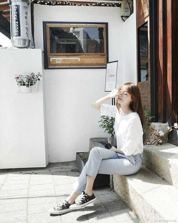  cách tạo dáng chụp ảnh đẹp - ngồi bắt chéo chân, tay che nắng