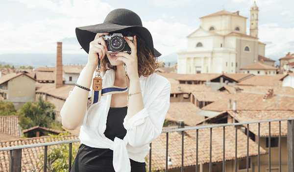 cách tạo dáng chụp ảnh - giấu mặt sau máy ảnh