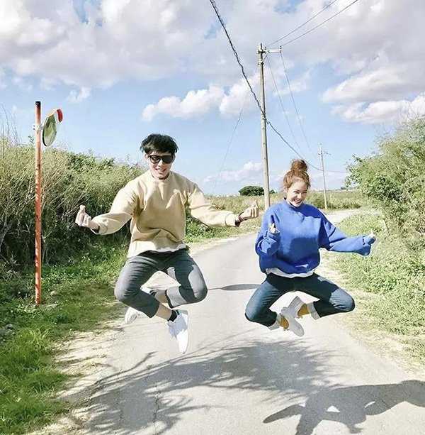 cách tạo dáng chụp ảnh - nhảy cao hai người