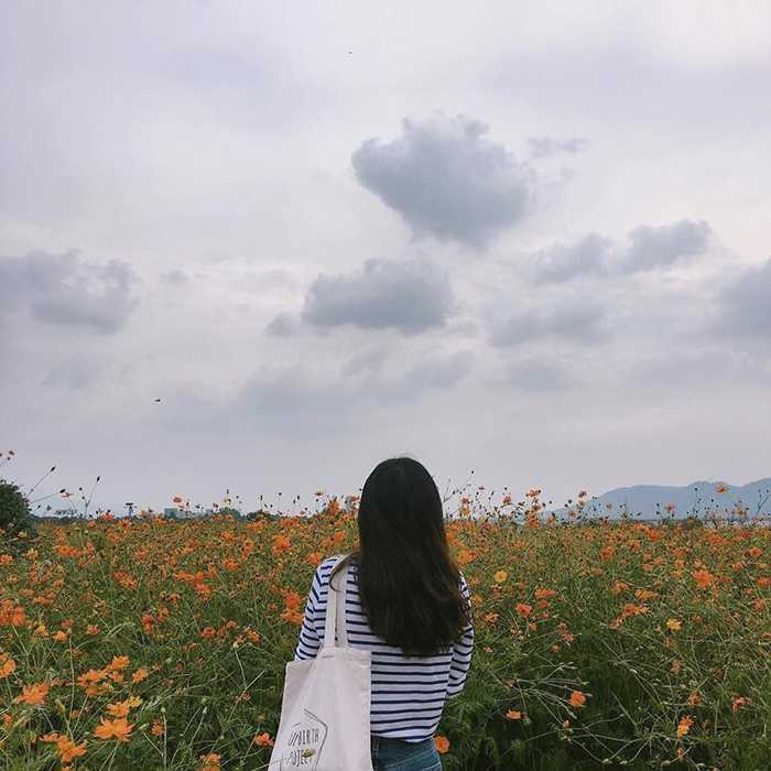 cách tạo dáng chụp ảnh - phía sau một cô gái