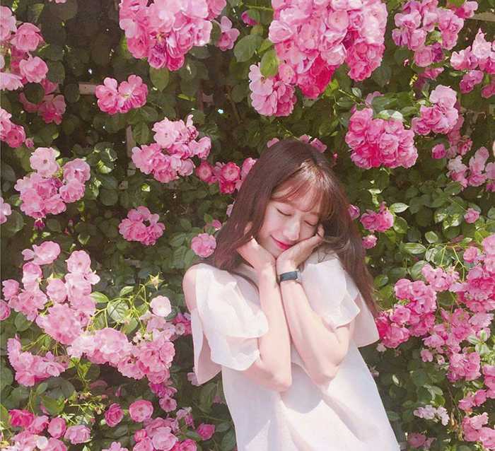 cách tạo dáng chụp ảnh đẹp - Tạo dáng dễ thương với hoa