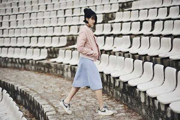 cách tạo dáng chụp ảnh đẹp - tư thế đang di chuyển