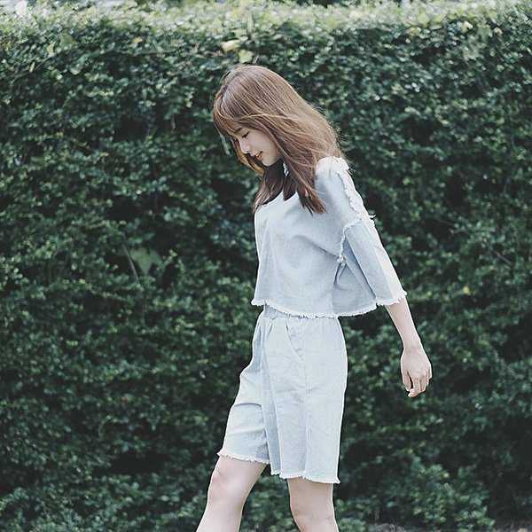 cách tạo dáng chụp ảnh đẹp - tư thế bước một chân lên trước