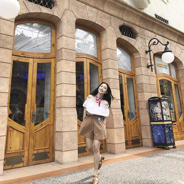 cách tạo dáng chụp ảnh đẹp - tư thế bước đi tự nhiên