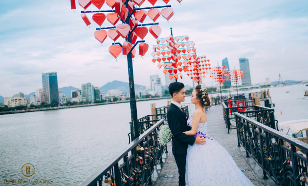 chụp ảnh cưới Đà Nẵng ở cầu tình yêu