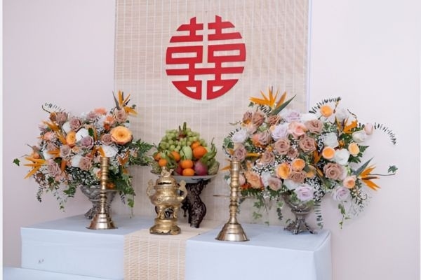Đảm bảo đầy đủ các vật phẩm cần thiết trong trang trí gia tiên ngày cưới, thể hiện lòng thành kính của con cháu
