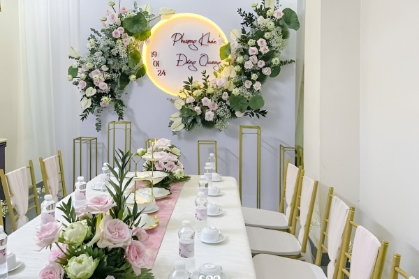 Tone trắng tinh khôi mang sự thanh lịch và trang nhã tuyệt đối vào không gian gia tiên