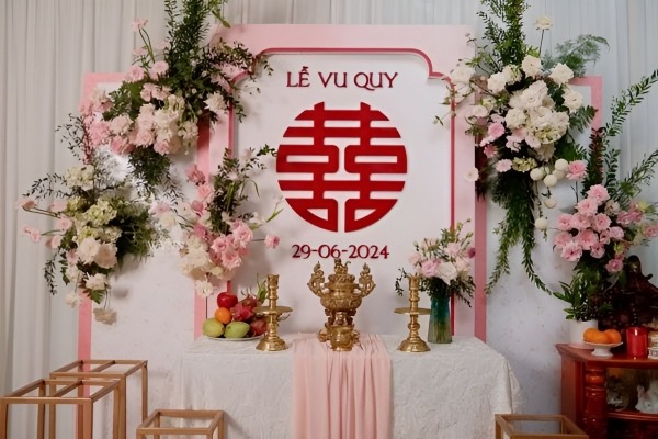 Sử dụng hoa hồng dâu, mẫu đơn kết hợp hoa trắng, tạo nên không gian thật thơ mộng