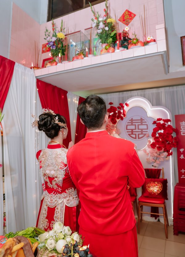 Trang trí bàn gia tiên theo phong tục người Hoa ưu tiên tone màu đỏ vàng và chữ 囍