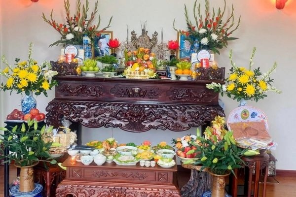 Bàn thờ gia tiên ngày cưới miền Bắc được trang hoàng tươm tất, ấm cúng