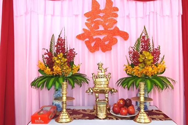 Phong cách trang trí gia tiên miền Trung chú trọng vào sự hài hòa, thanh tịnh