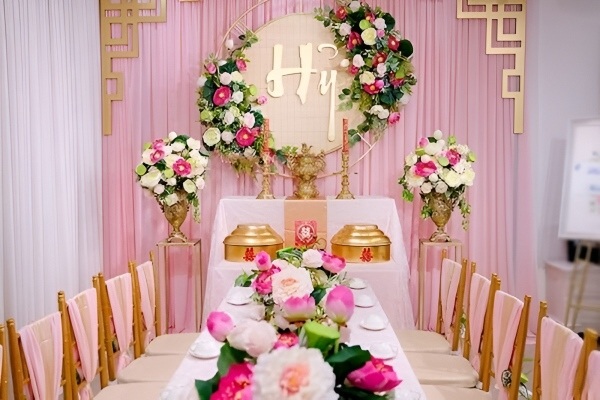 Hồng phấn tượng trưng cho tình yêu thuần khiết và sự khởi đầu ngọt ngào