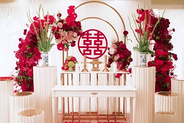 Phông nền đỏ kết hợp chữ Hỷ tạo nên không gian trang trọng, cổ kính và ấm áp