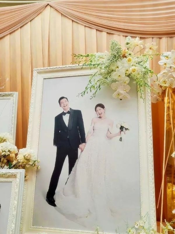 Kích thước chất liệu chất của khung ảnh cưới để cổng