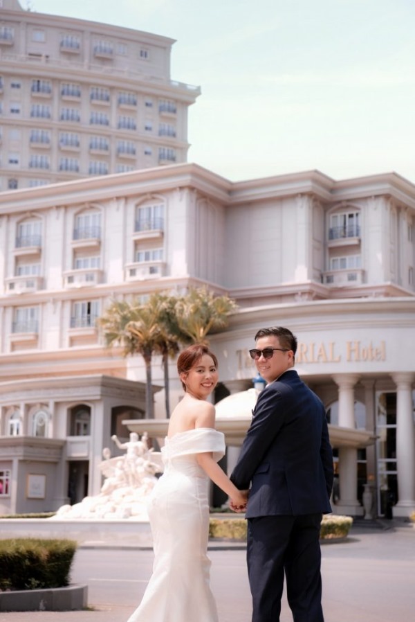 Ảnh cưới trưng bày cổng theo phong cách street styles