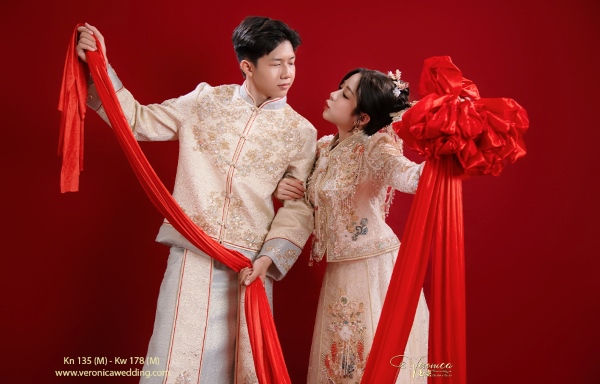 Áo khỏa nam vàng với nhiều họa tiết phong thủy