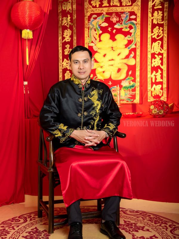 Áo khỏa đen ánh kim