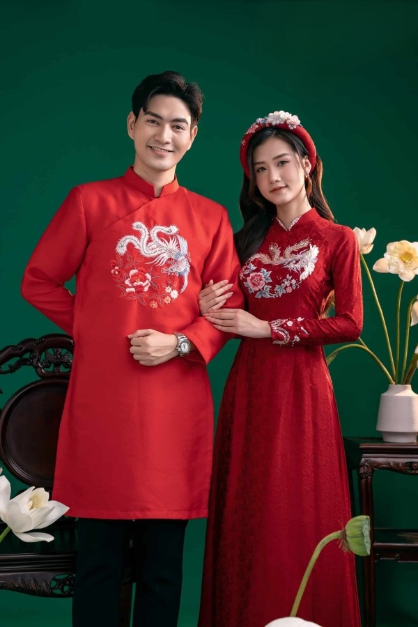 Khoảnh khắc ngọt ngào của cặp đôi trong tà áo dài cưới đỏ truyền thống
