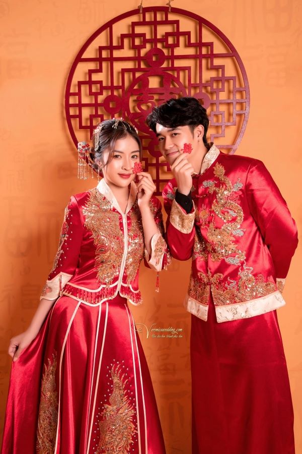 Áo khỏa cưới mang vẻ đẹp truyền thống Trung Hoa với sắc đỏ may mắn và thêu rồng phượng tinh xảo