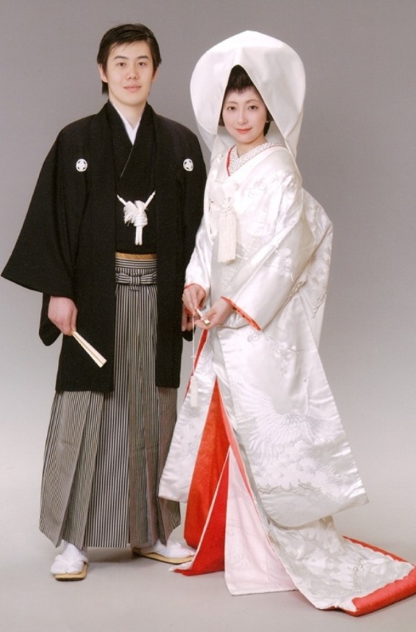 Ở đám cưới truyền thống kiểu Nhật, cô dâu sẽ được trang điểm theo kiểu Geisha, búi tóc gọn gàng và khoác trên mình một bộ Shiromuku