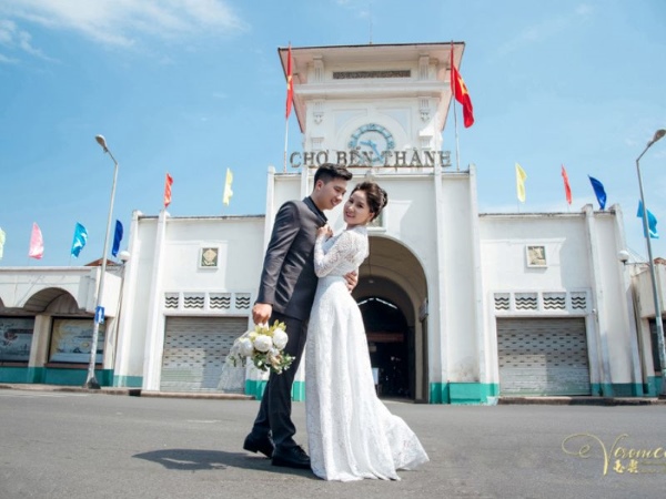 Ghi lại khoảnh khắc tình yêu giữa lòng Sài Gòn sôi động với bộ ảnh cưới độc đáo tại Chợ Bến Thành