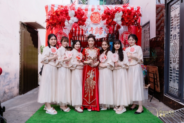 Mẫu cổng cưới đơn giản đẹp bằng khung vuông