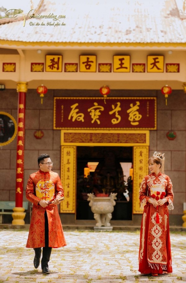 Các đôi uyên ương thường chọn chụp ảnh cưới tại không gian chùa cổ, vừa trang nghiêm vừa đậm nét văn hóa