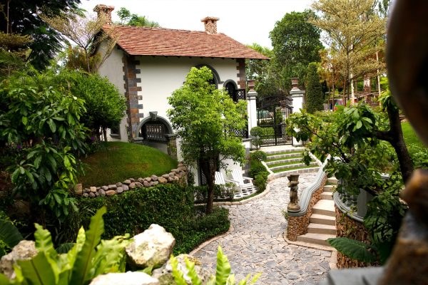 Chụp ảnh cưới đậm chất châu Âu với phim trường Vũ Garden