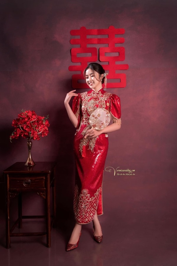 Nét đẹp sang trọng, thanh lịch của cô dâu được tôn lên qua tà sườn xám khi dáng đứng chéo chân đầy duyên dáng