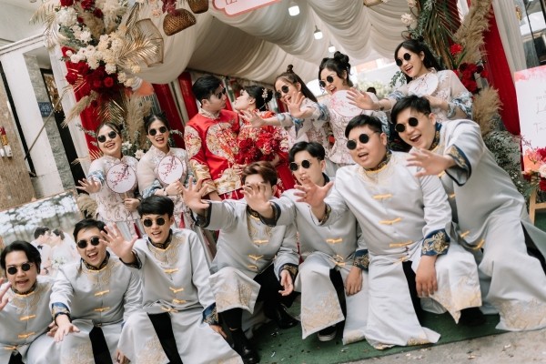 Để đội hình bê tráp thêm nổi bật và chuyên nghiệp, bạn có thể lựa chọn đồng phục bưng quả đến từ Veronica Wedding