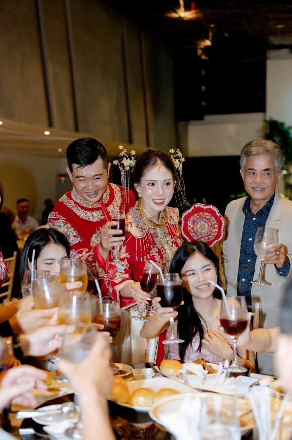 Cô dâu chú rể rạng ngời hạnh phúc giữa không gian tiệc cưới sang trọng ở TP.HCM