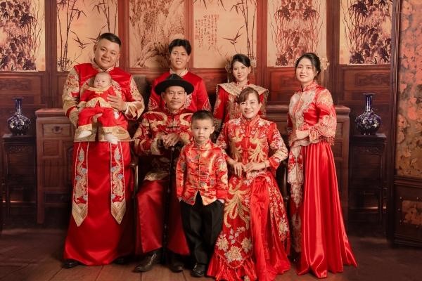 Các thành viên trong gia đình có thể mặc trang phục theo tông màu hoặc kiểu dáng đồng bộ để tạo nên bức ảnh kỷ niệm ngày cưới tuyệt vời