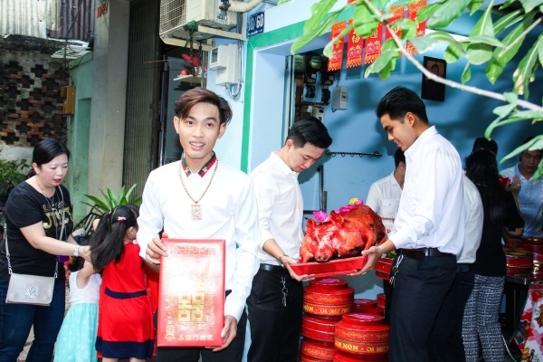 Lễ ăn hỏi gồm mâm tráp lễ vật, nghi thức trao nhận giữa hai gia đình và lời dạm ngõ chính thức từ nhà trai