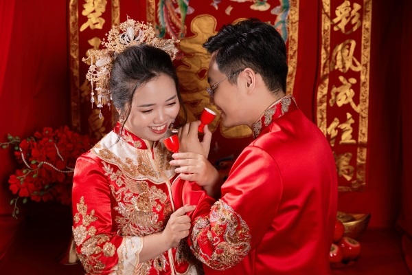 Sau khi tìm hiểu “lễ ăn hỏi gồm những gì”, đừng quên rằng trang phục của cô dâu chú rể là phần không thể thiếu