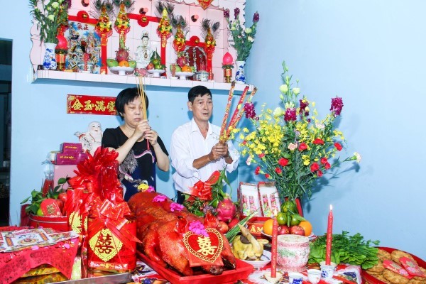 Trong lễ ăn hỏi người Hoa (lễ Gánh Bánh) nhà trai sẽ mang sính lễ sang nhà gái để chính thức “đặt cọc” cô dâu