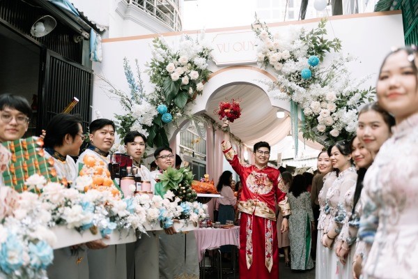 Đội bê tráp của nhà trai sẽ trao các tráp lễ vật cho nhà gái để dâng lên gia tiên khi làm lễ rước dâu theo phong tục người Hoa